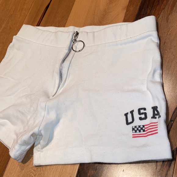 LIKE NEW~ VINTAGE IN CHARGE USA SHORTS HOTPANTS ~ SIZE SMALL - Picture 2 of 4